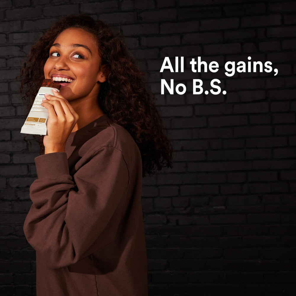 RXBAR barra en mano para comparar tamaño y conveniencia portátil