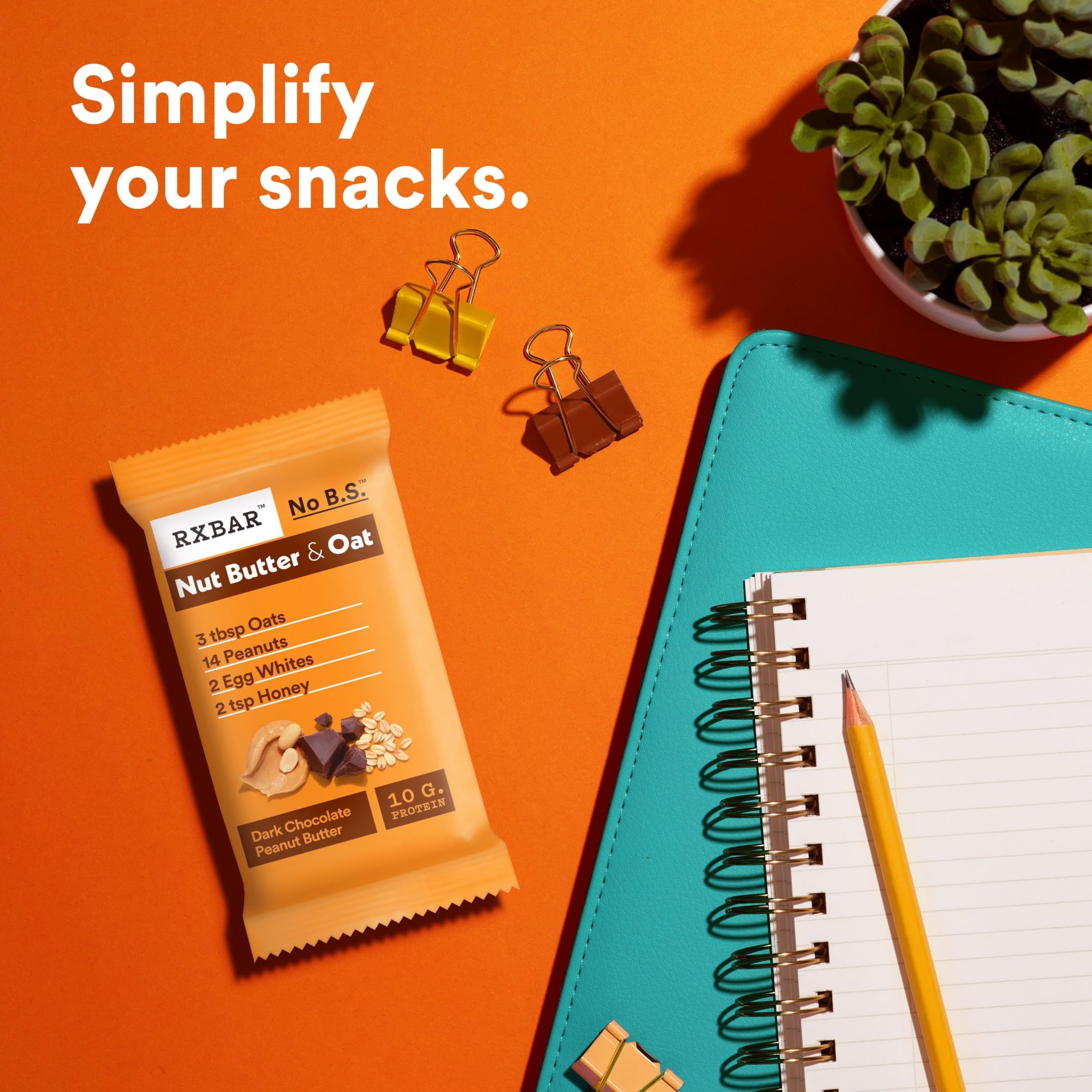 RXBAR barra en mano para comparar tamaño y facilitar consumo unterwegs