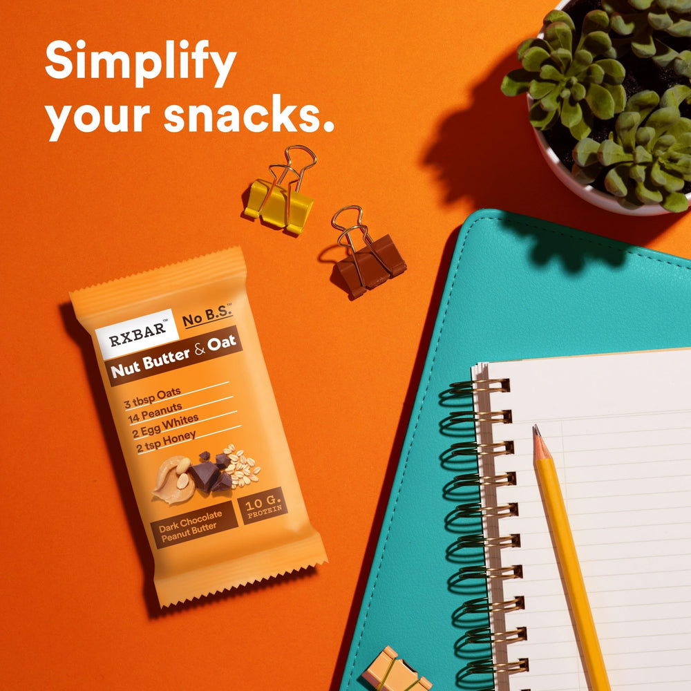 RXBAR barra en mano para comparar tamaño y facilitar consumo unterwegs