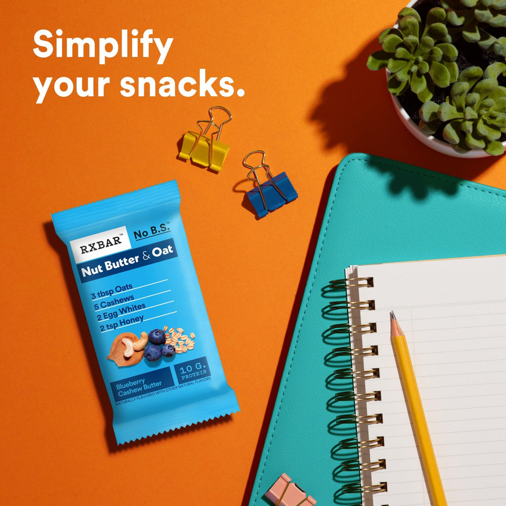RXBAR ingredientes: avena, cashew, claras y arándanos ordenados visualmente para transparencia
