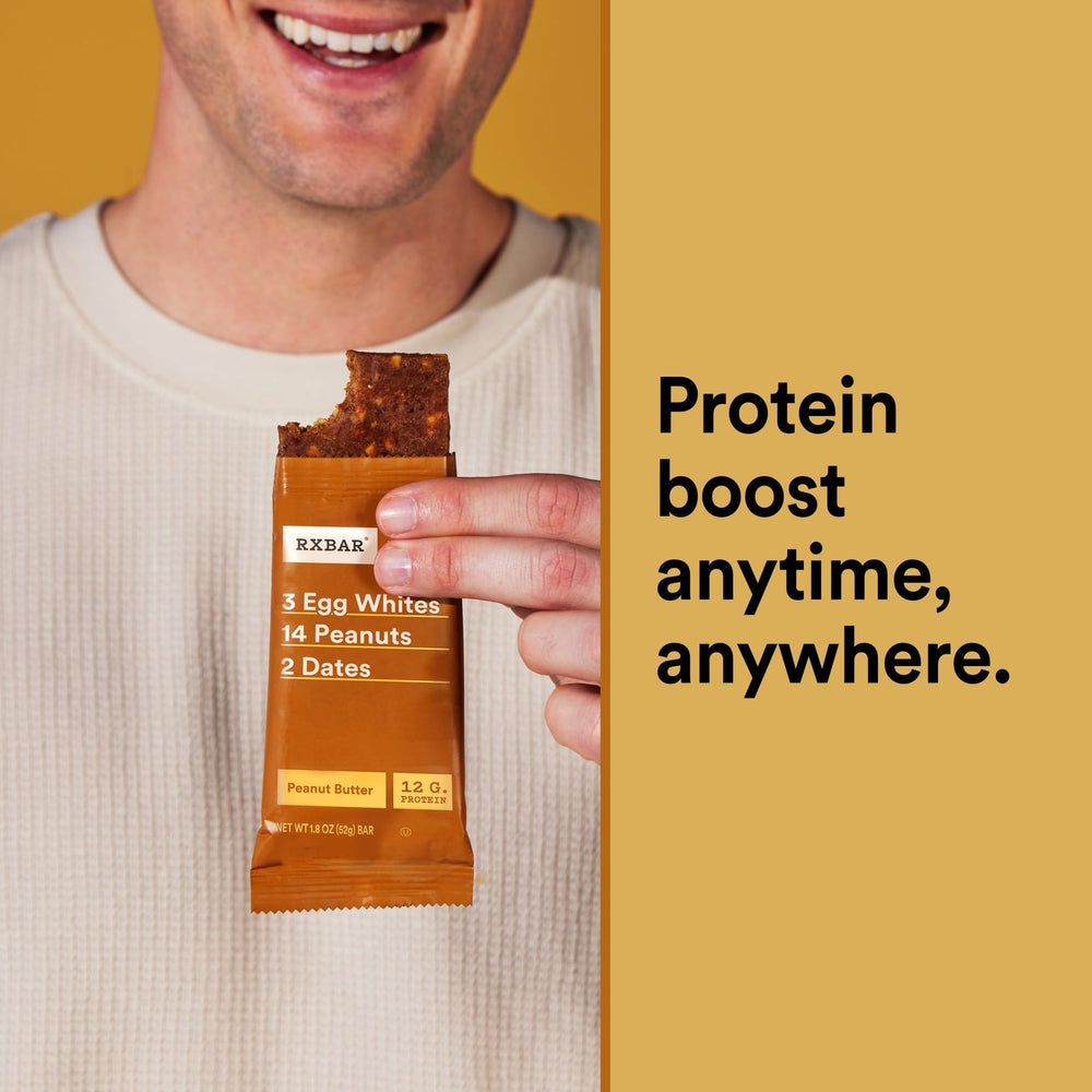 RXBAR barra junto a taza de café como snack matutino equilibrado