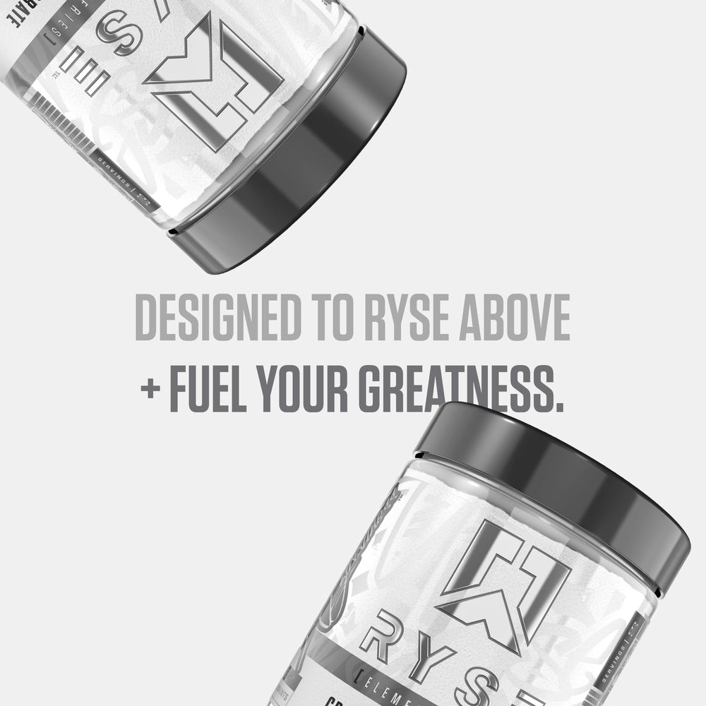 Comparación de tamaño del envase RYSE Creatine Monohydrate junto a una mano para referencia