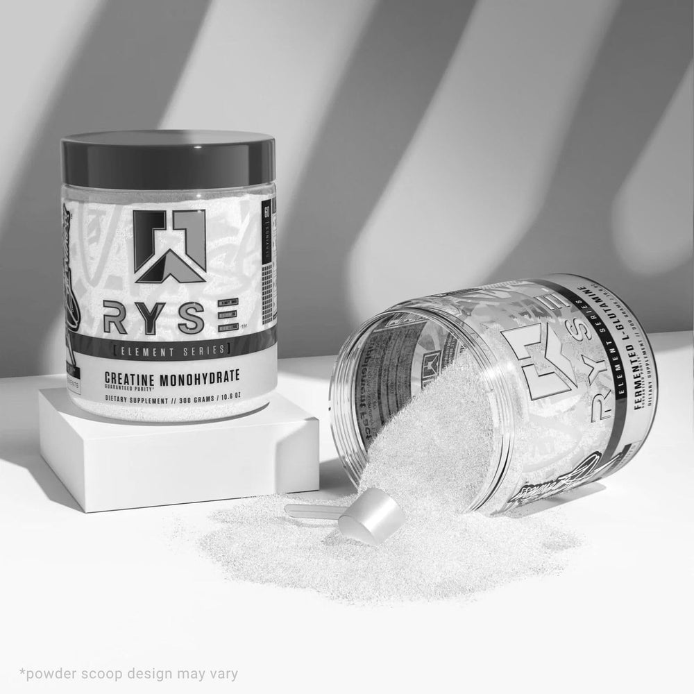 Atleta en gimnasio usando RYSE Creatine Monohydrate antes del entrenamiento para mayor potencia