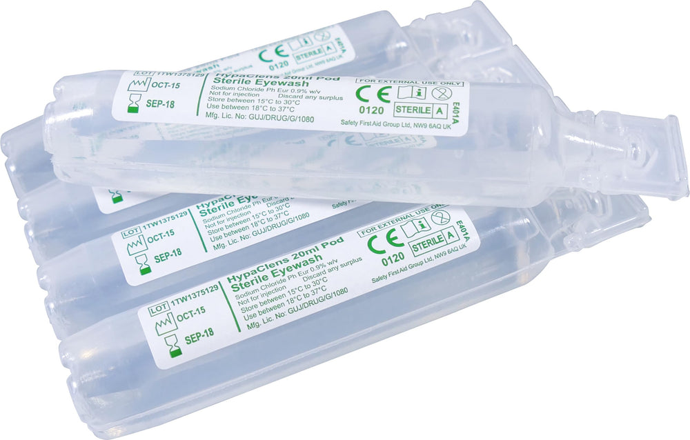 Safety First Aid cápsula en mano durante aplicación ocular, respuesta rápida en emergencia