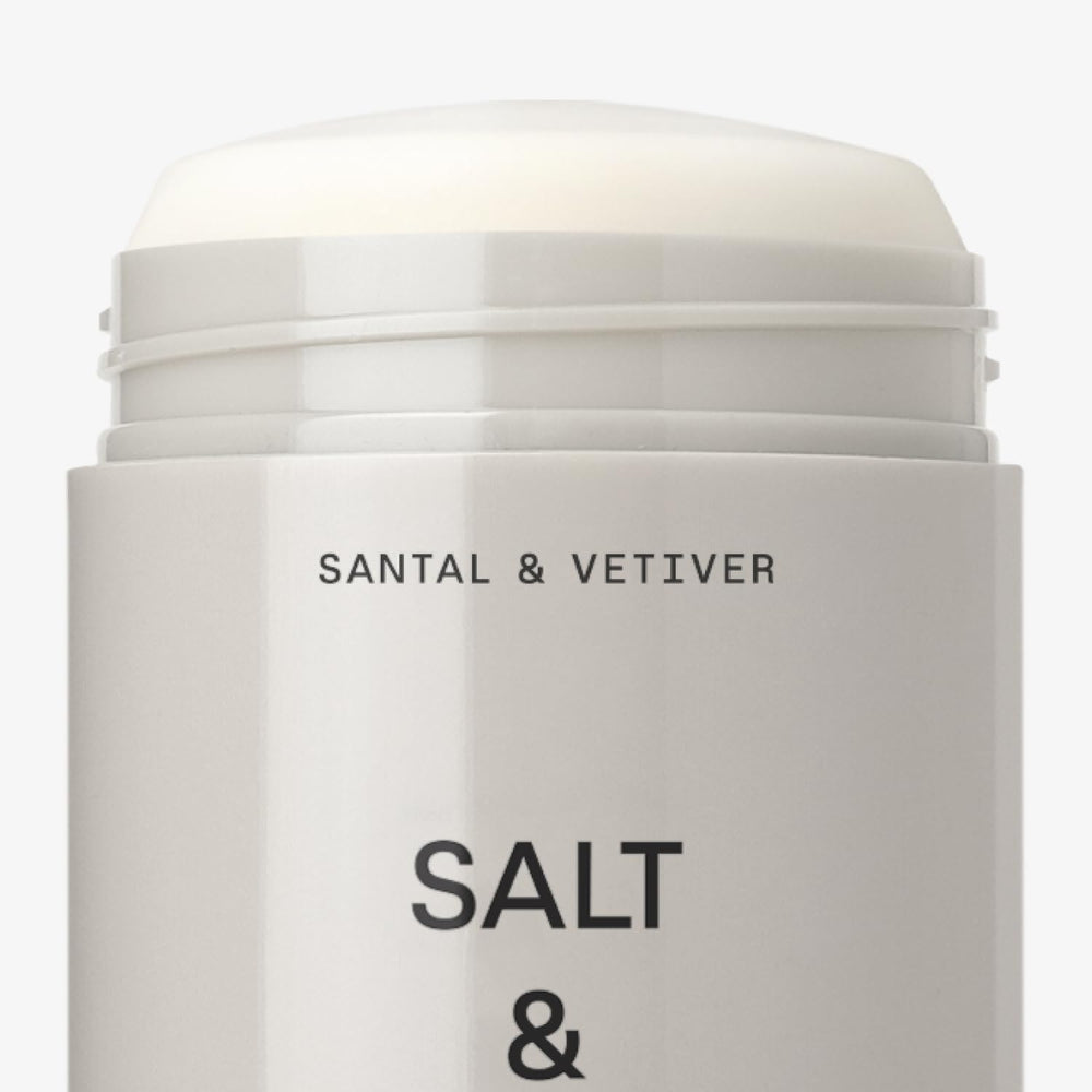 Salt & Stone cerca de representaciones de algas y ácido hialurónico, cuidado cutáneo