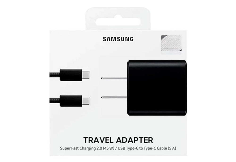 Samsung cargador en mano para comparar tamaño y facilidad de transporte