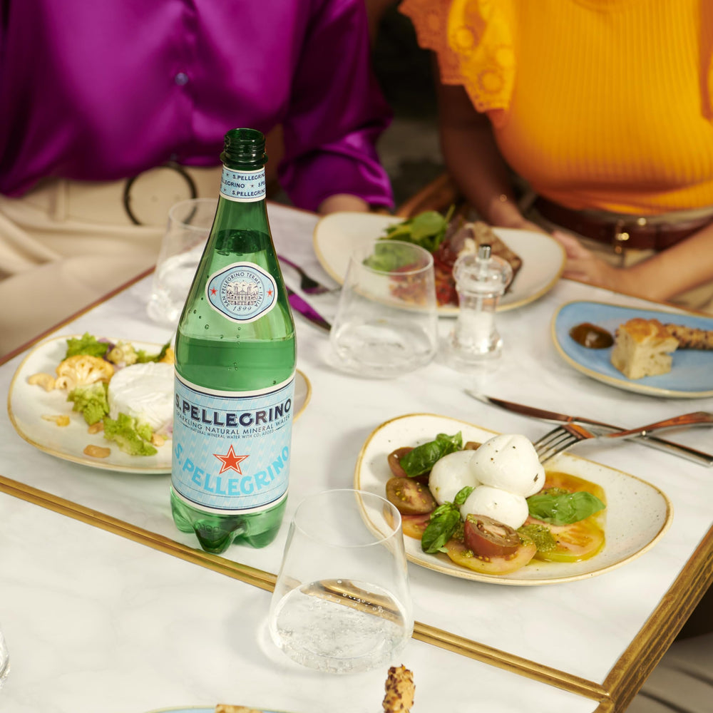 San Pellegrino botellas en nevera, mantiene frescura y gas