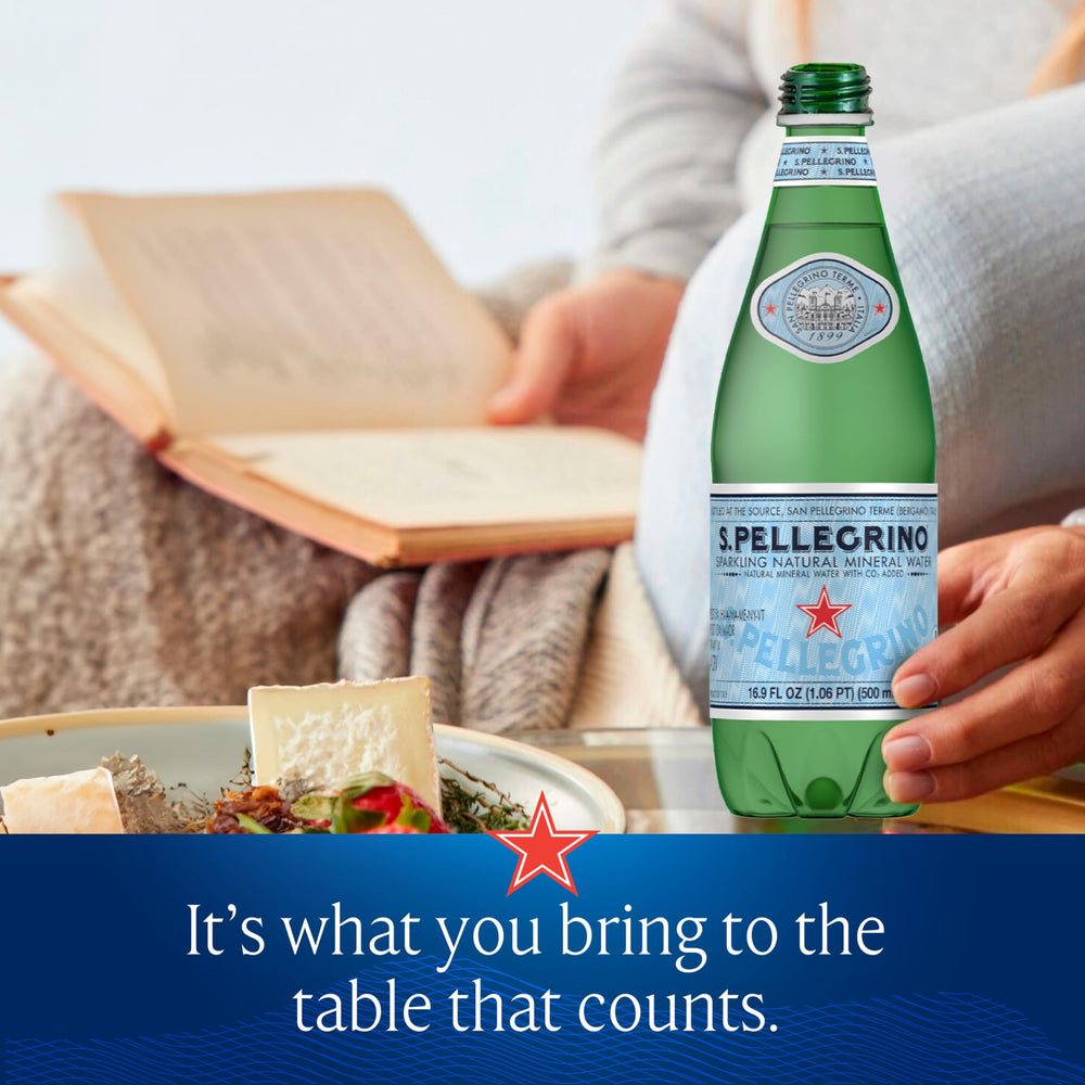 San Pellegrino botella junto a mano, escala y tamaño práctico