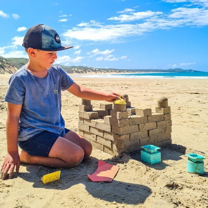 Sand Pal familia construyendo en playa, fomenta unión y juego activo