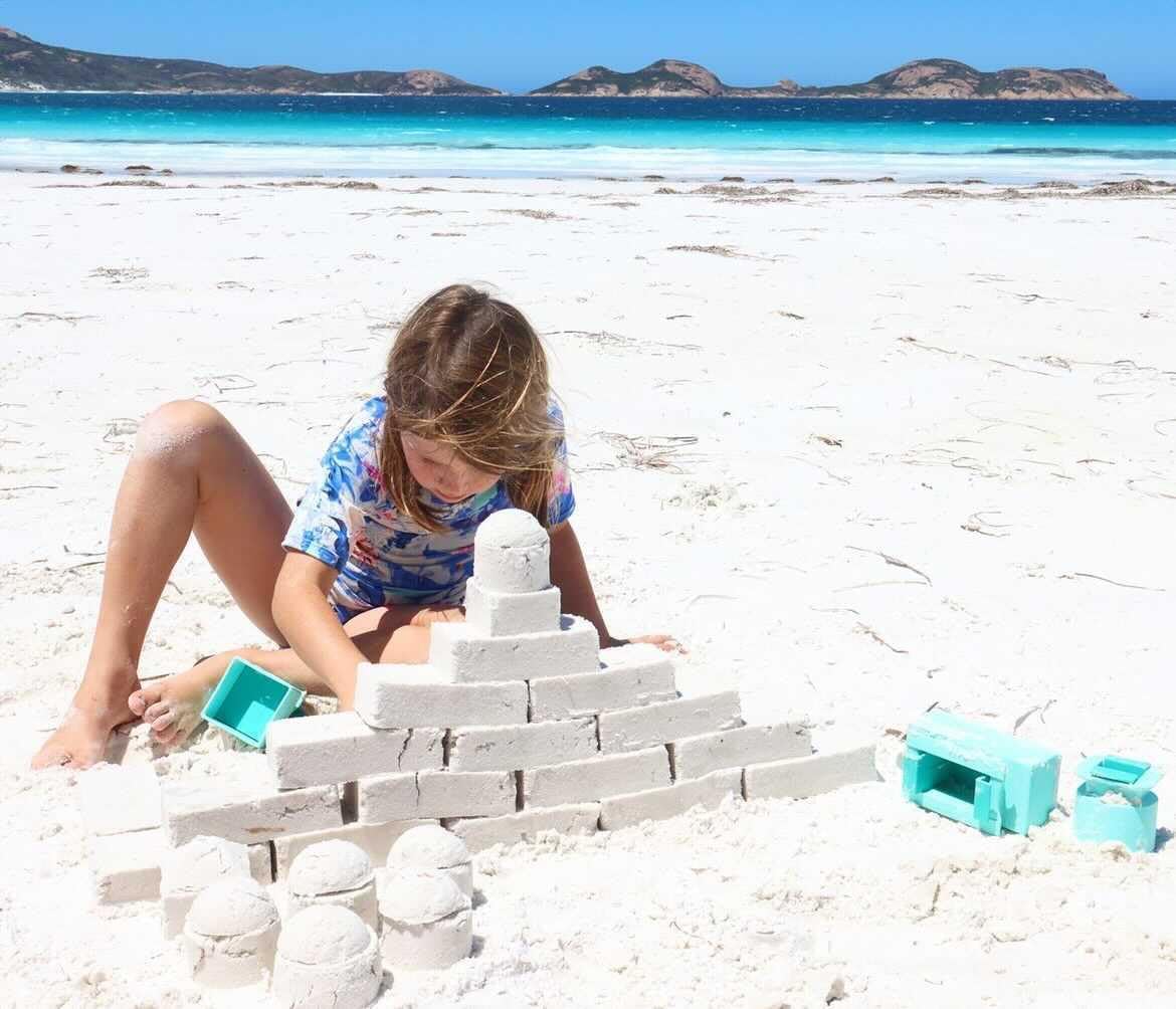 Sand Pal moldes apilados en mesa, organiza construcciones rápidamente