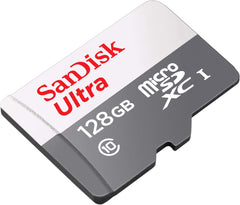 SanDisk microSD insertada en Fire Tablet demostrando almacenamiento ampliado