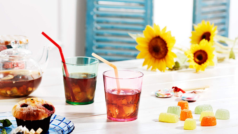 SCANDINOVIA set de colores sobre mesa que destaca variedad y personalización de bebidas