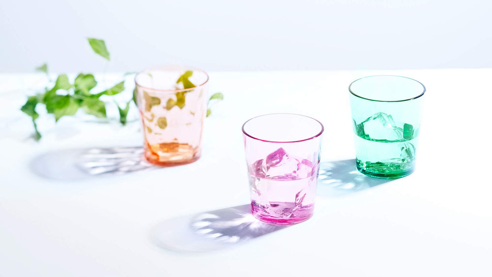 SCANDINOVIA vaso comparado con mano para mostrar tamaño cómodo y capacidad 13 oz