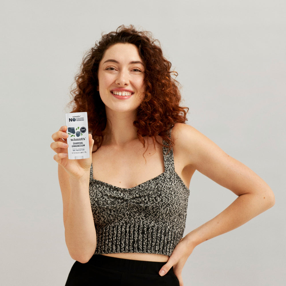 Schmidt's producto en ambiente de baño moderno, transmite rutina diaria natural