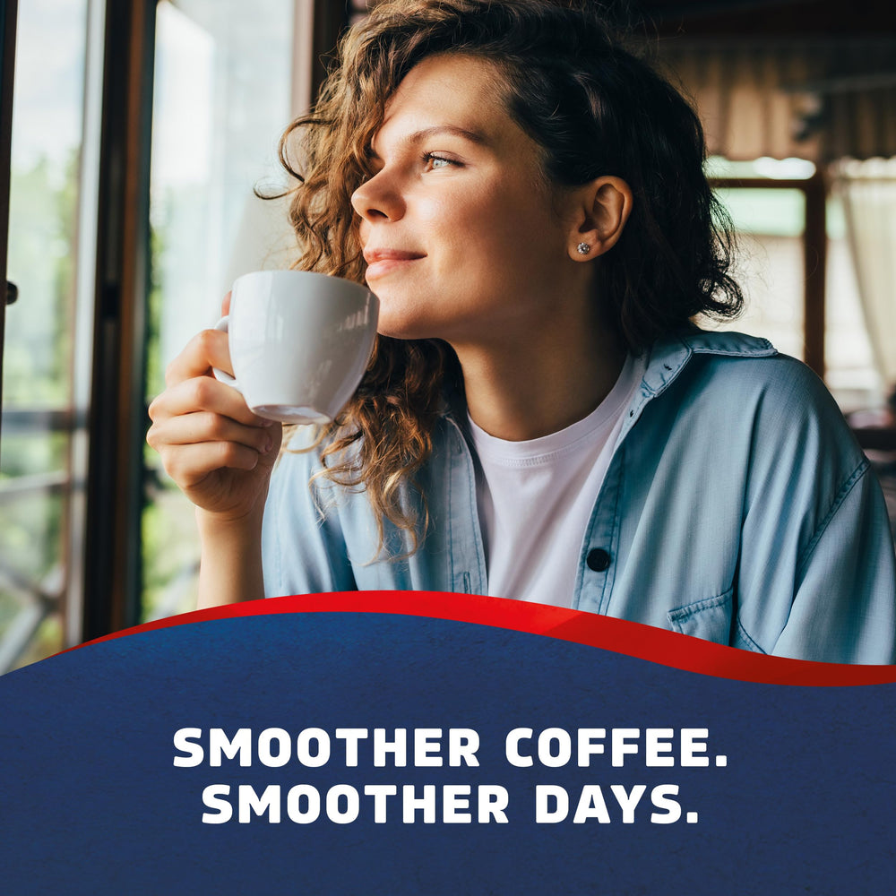 Seattle's Best Coffee bolsa en mano para comparar tamaño y conveniencia de 340 g