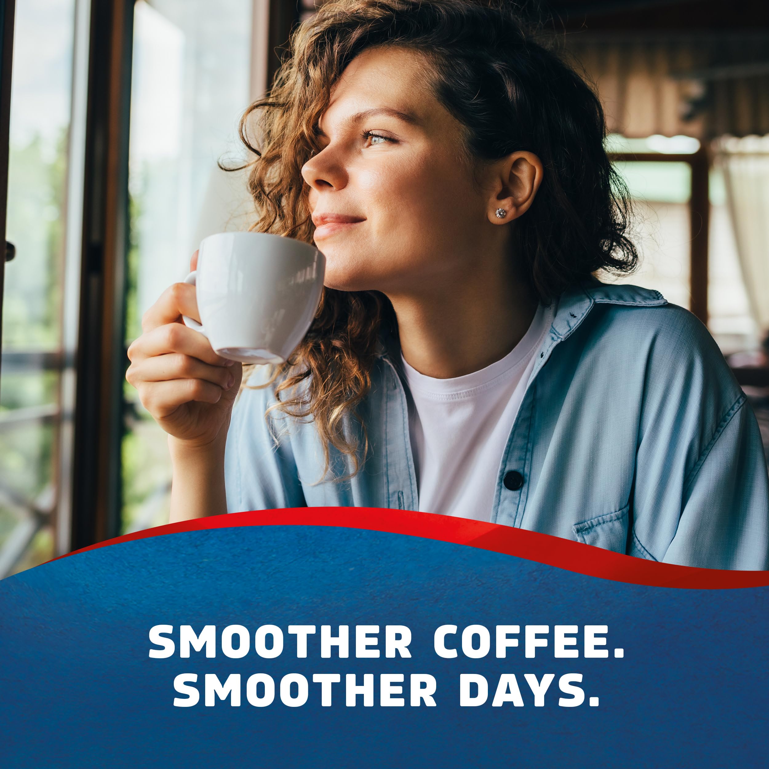 Seattle's Best Coffee cápsula junto a objetos para comparar tamaño y uso práctico