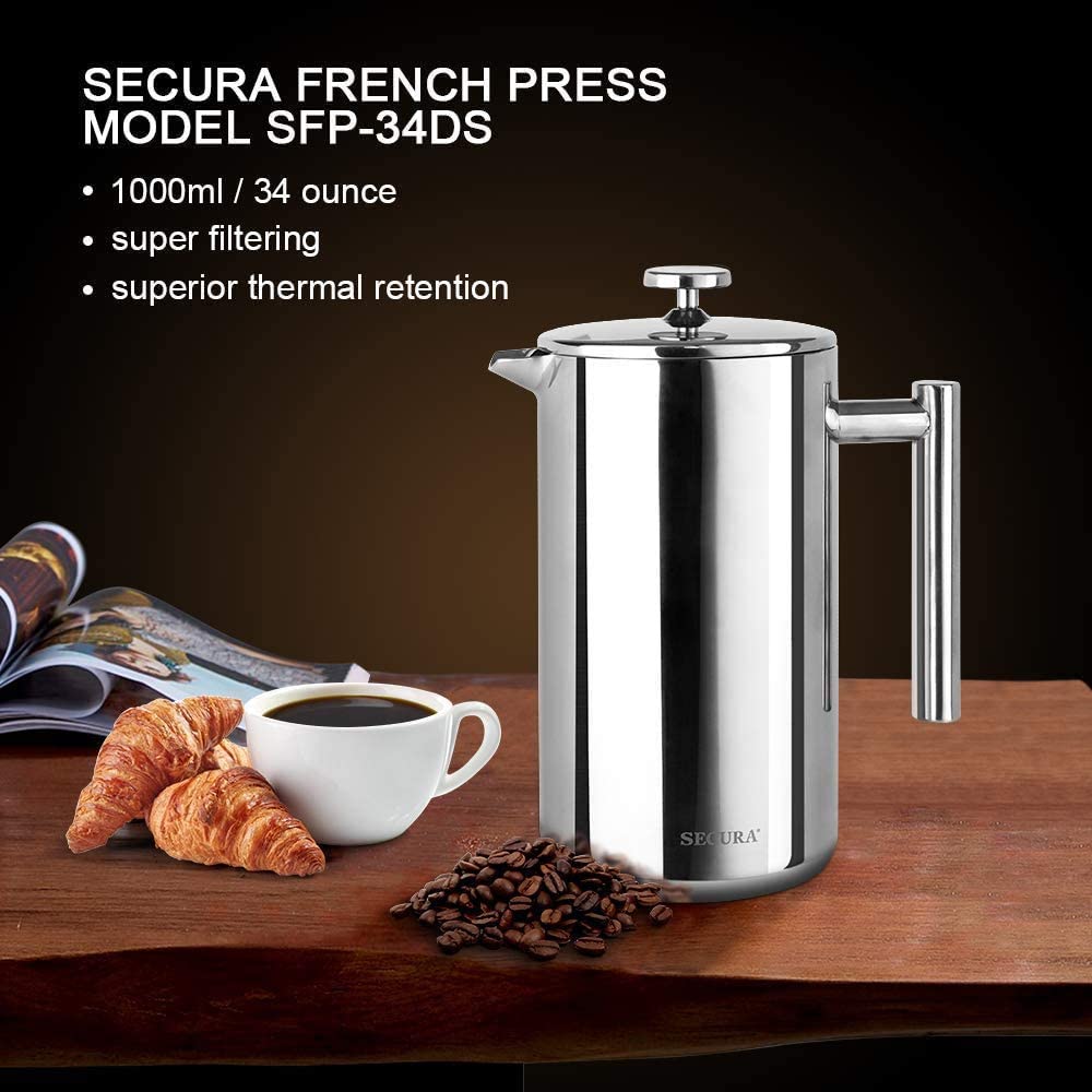 Secura en ambiente de cocina elegante entrega café con aspecto profesional