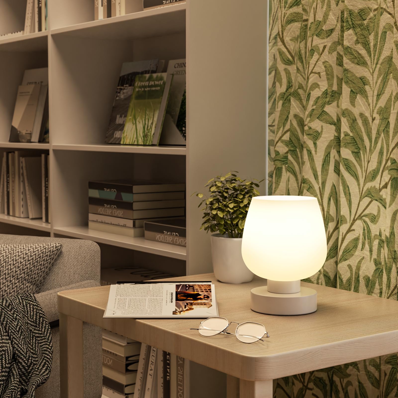 Seealle lámpara encendida en dormitorio creando ambiente acogedor y relajante