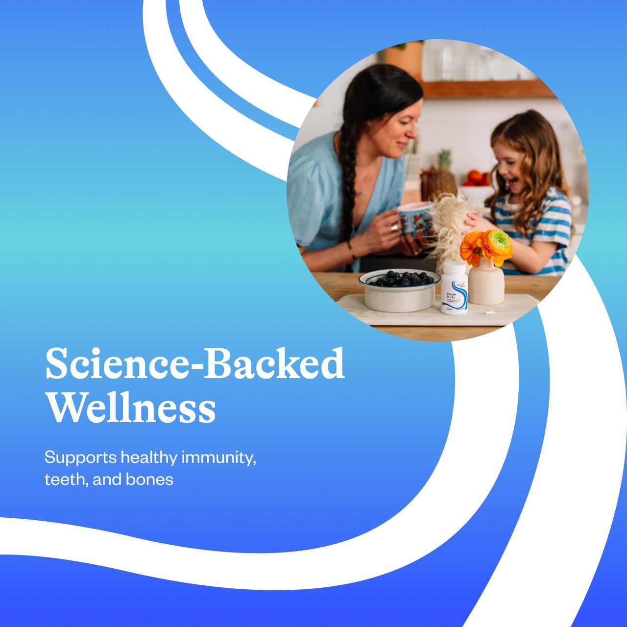 Seeking Health cápsula en mano para comparar tamaño y facilitar la dosificación