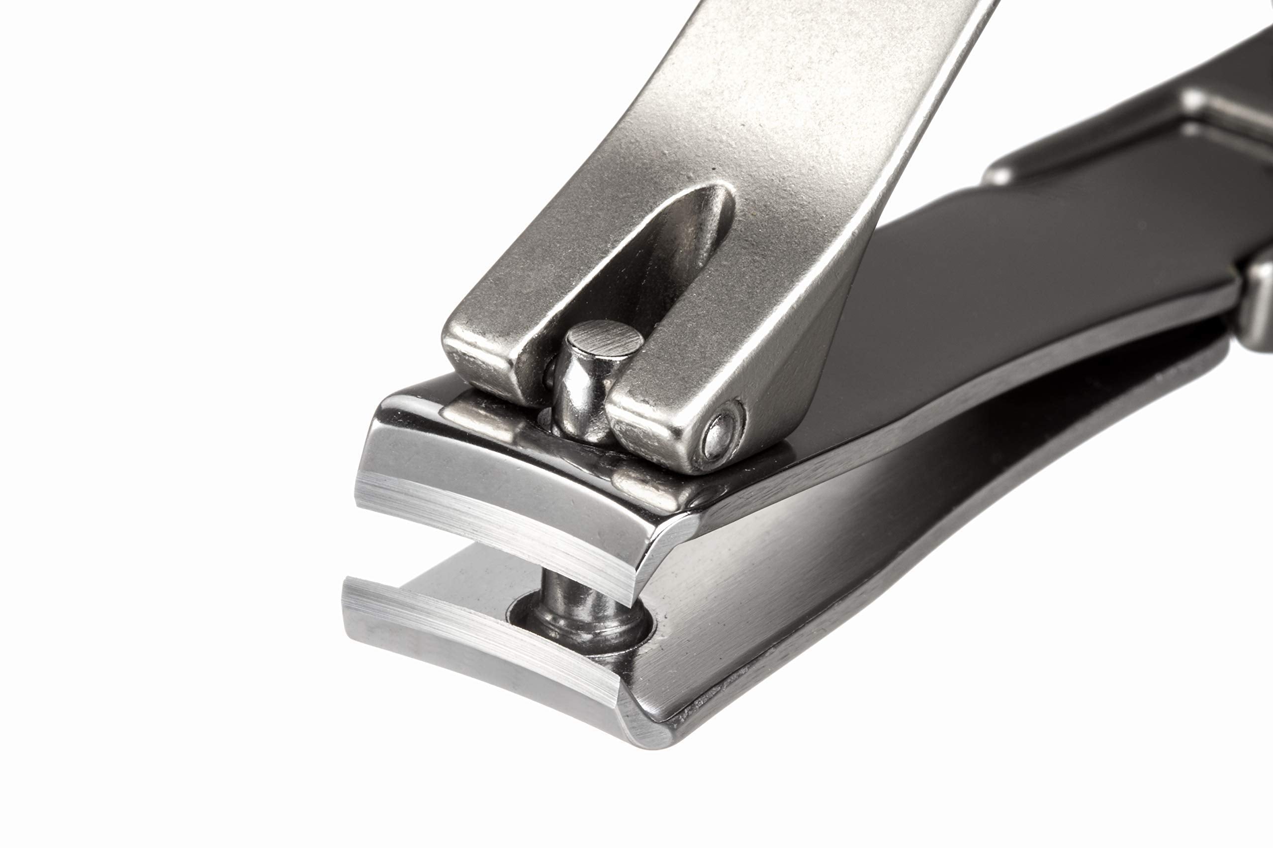 Seki EDGE SS-112 en mano demostrando tamaño ergonómico y control cómodo