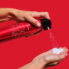 SexyHair espuma ligera en mano que muestra textura aireada