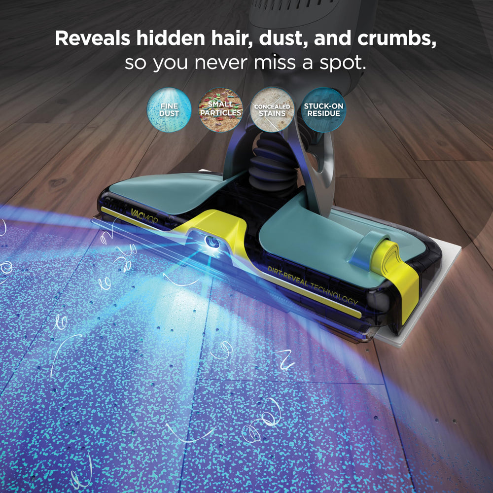 Shark VACMOP pulverizando solución sobre mancha para limpieza localizada eficaz