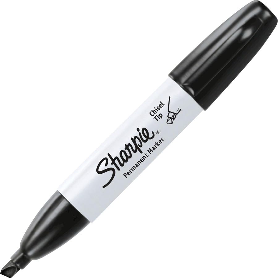 Marcador Sharpie en uso etiquetando caja, rapidez y practicidad