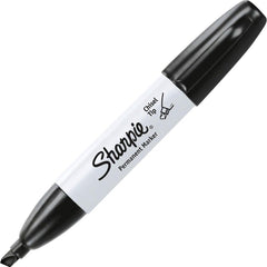 Marcador Sharpie en uso etiquetando caja, rapidez y practicidad