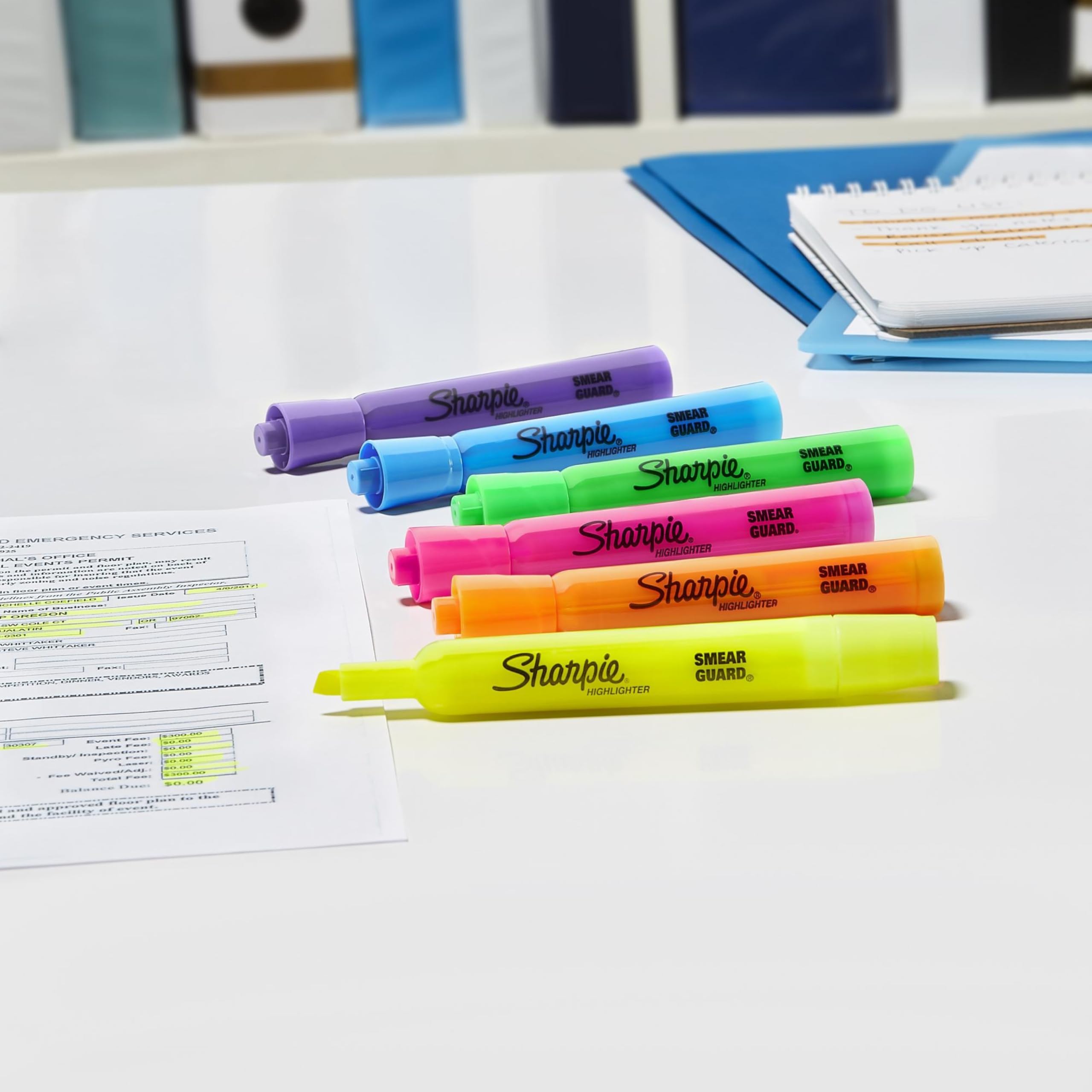 Sharpie caja de 36 resaltadores en ambiente de aula organizado