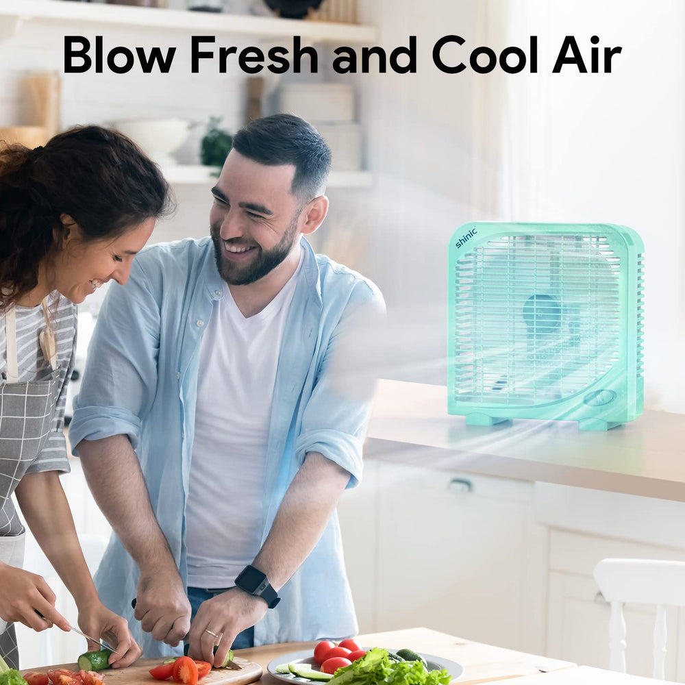 shinic ventilador junto a un teléfono para comparar tamaño y facilidad de transporte