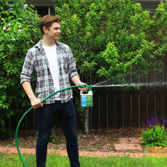 Simple Lawn Solutions aplicación con rociador manual sobre césped para resultado uniforme