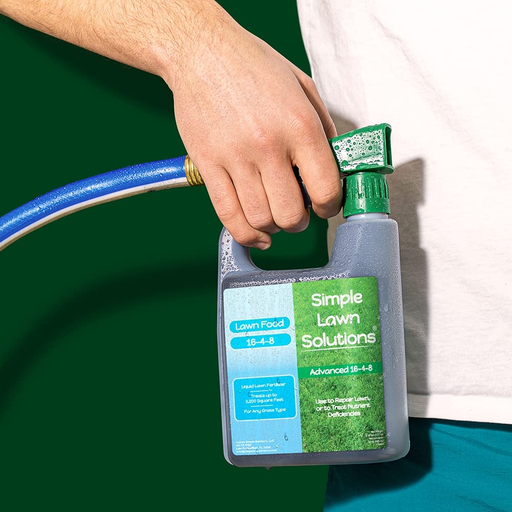 Simple Lawn Solutions comparación de tamaño 32 oz junto a regadera para escala clara