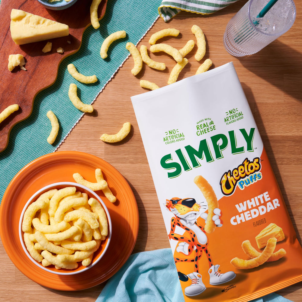Simply Cheetos en mesa de fiesta mostrando conveniencia para eventos