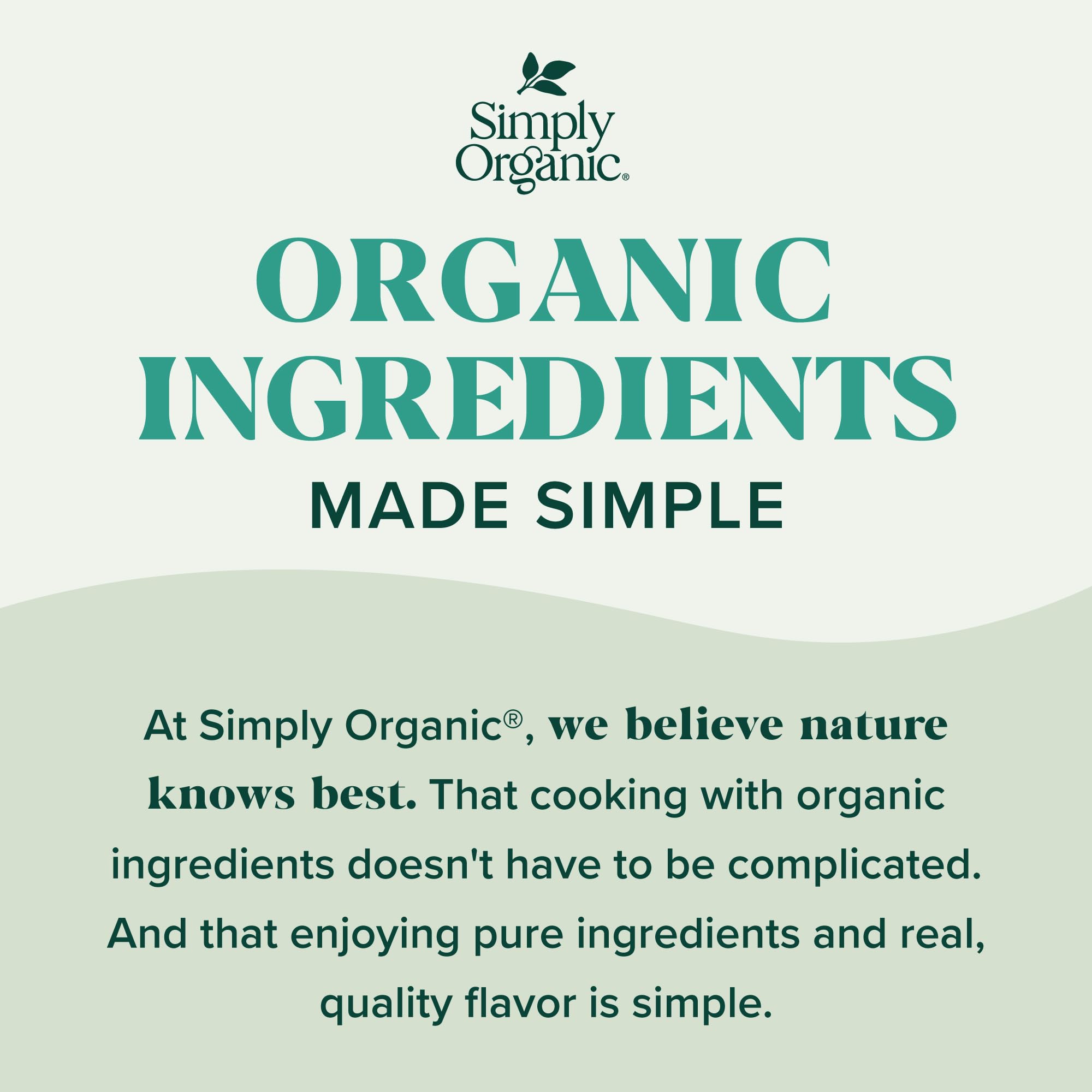 Simply Organic frasco junto a una regla para comparar tamaño y capacidad