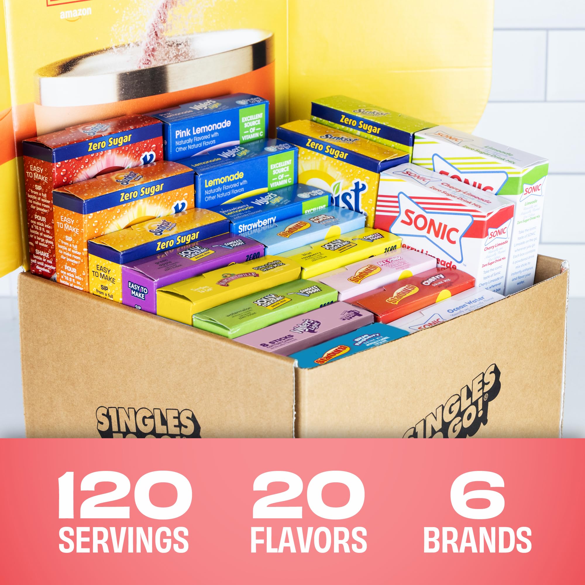 singles to go sobres abiertos al lado de una caja que destacan variedad de sabores