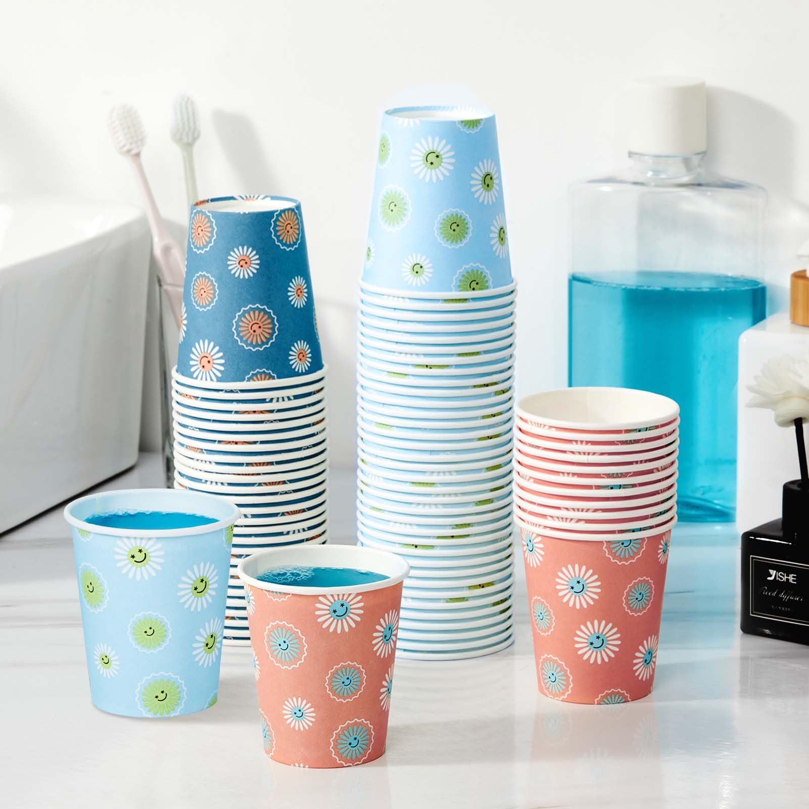 SIUQ vaso sosteniéndose en mano que muestra firmeza y control