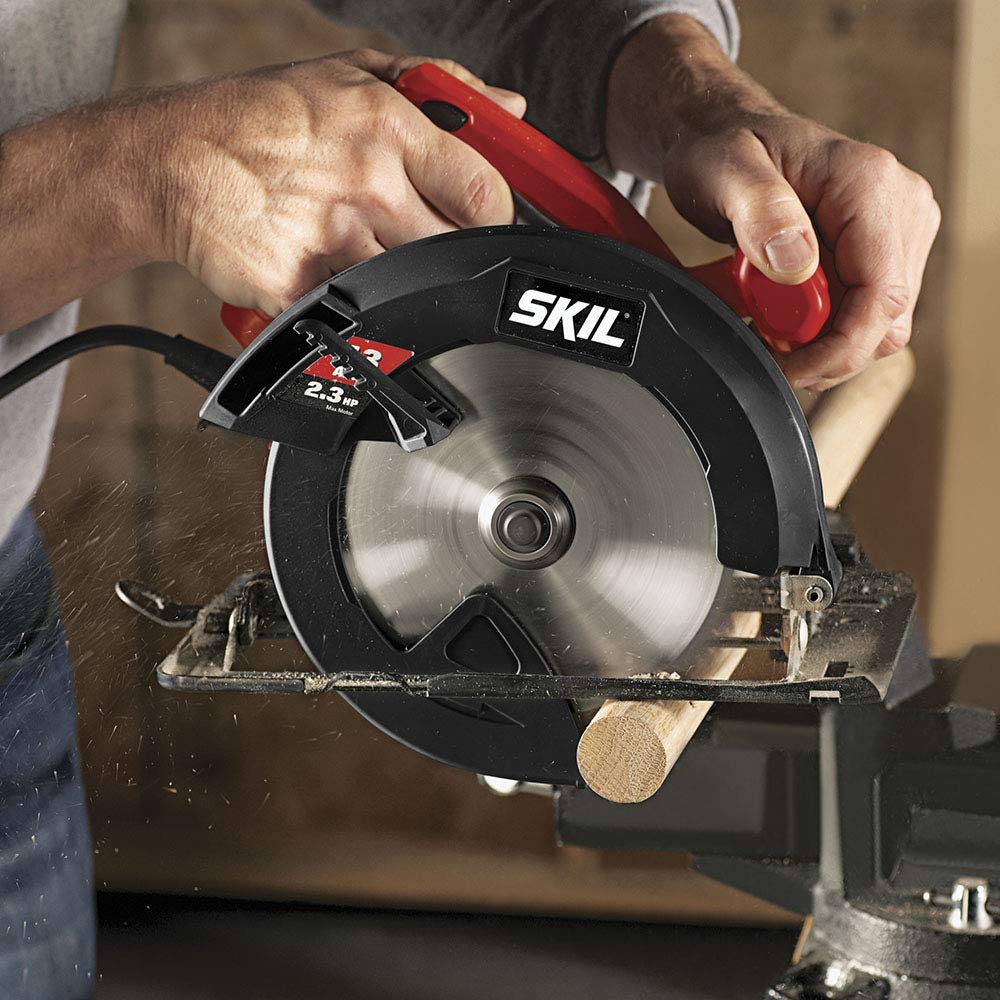 Skil 5080-01 cortando un tablero en uso, demuestra potencia de 13 amperios