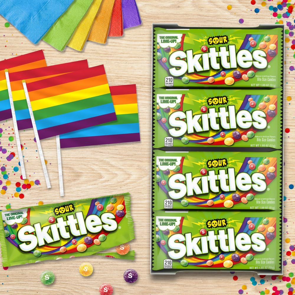 Skittles unidad en mano para comparar tamaño y llevar cómodamente