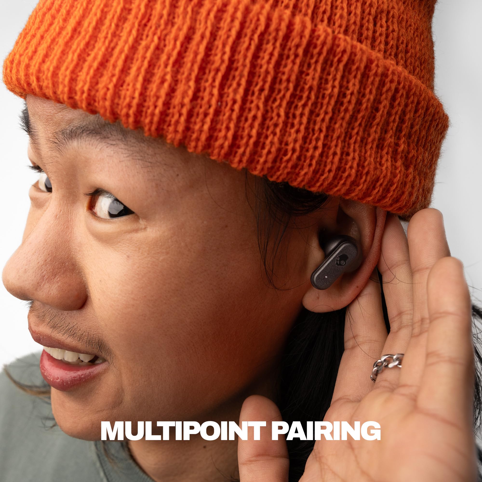 Skullcandy Dime 3 primer plano de auricular con acabado y botones visibles