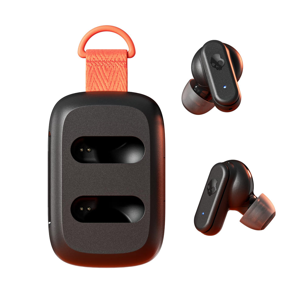 Skullcandy Dime 3 en mano para comparar tamaño y facilidad de transporte