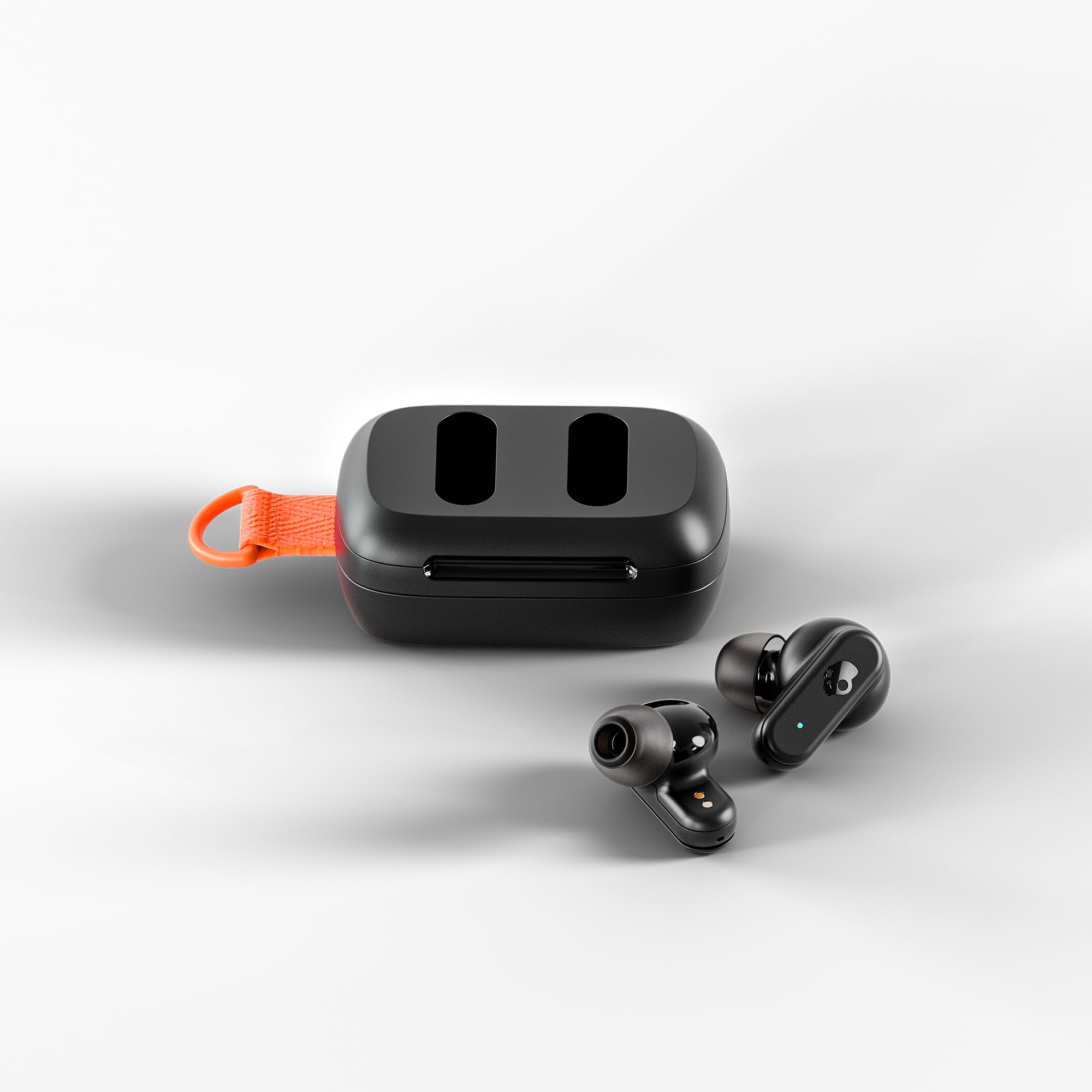 Skullcandy Dime 3 estuche abierto mostrando auriculares y carga rápida