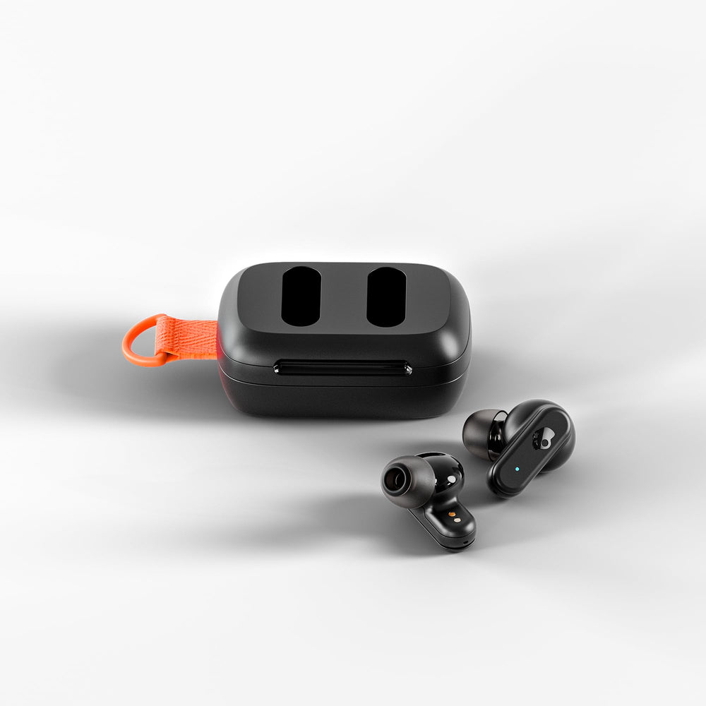 Skullcandy Dime 3 estuche abierto mostrando auriculares y carga rápida