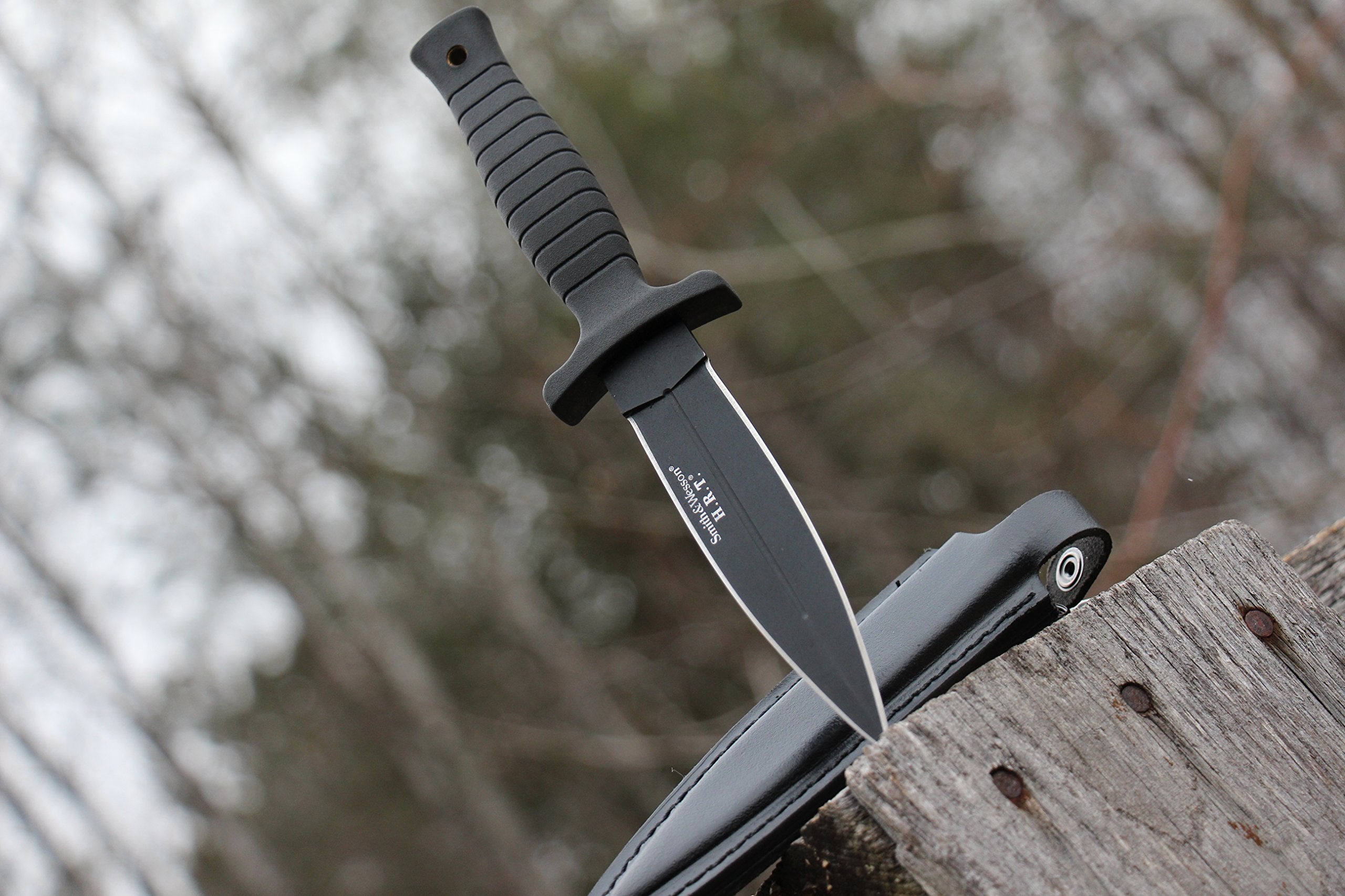 Smith & Wesson SWHRT9B junto a regla para comparar tamaño y portabilidad