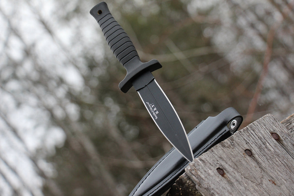 Smith & Wesson SWHRT9B junto a regla para comparar tamaño y portabilidad