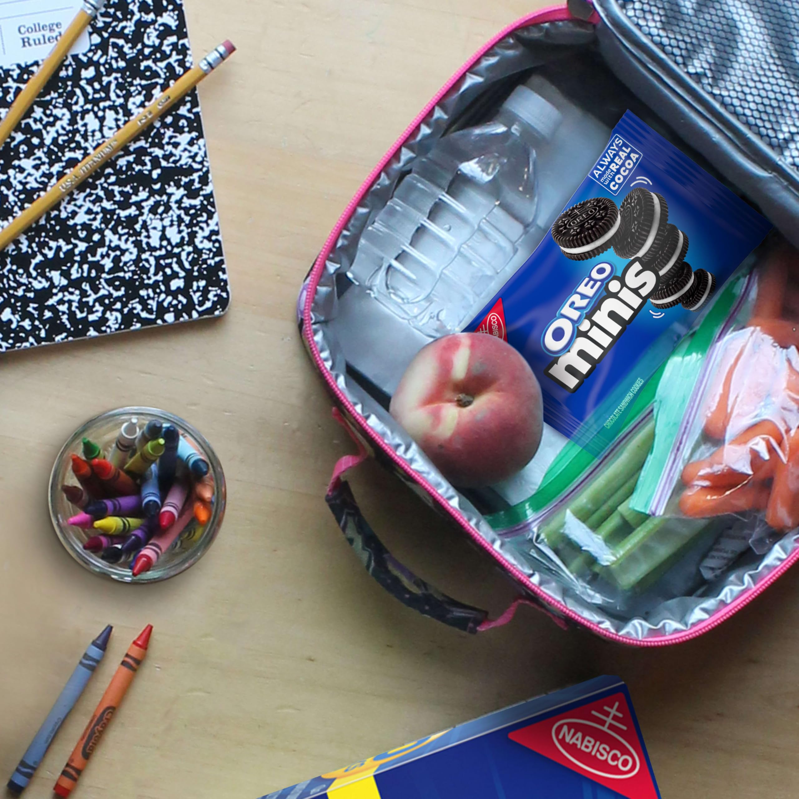 Snacks en mochila escolar listos para lonchera y consumo fácil en movimiento