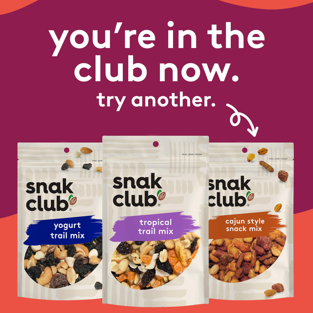Snak Club bolsa en mano para comparar tamaño y facilidad de llevar