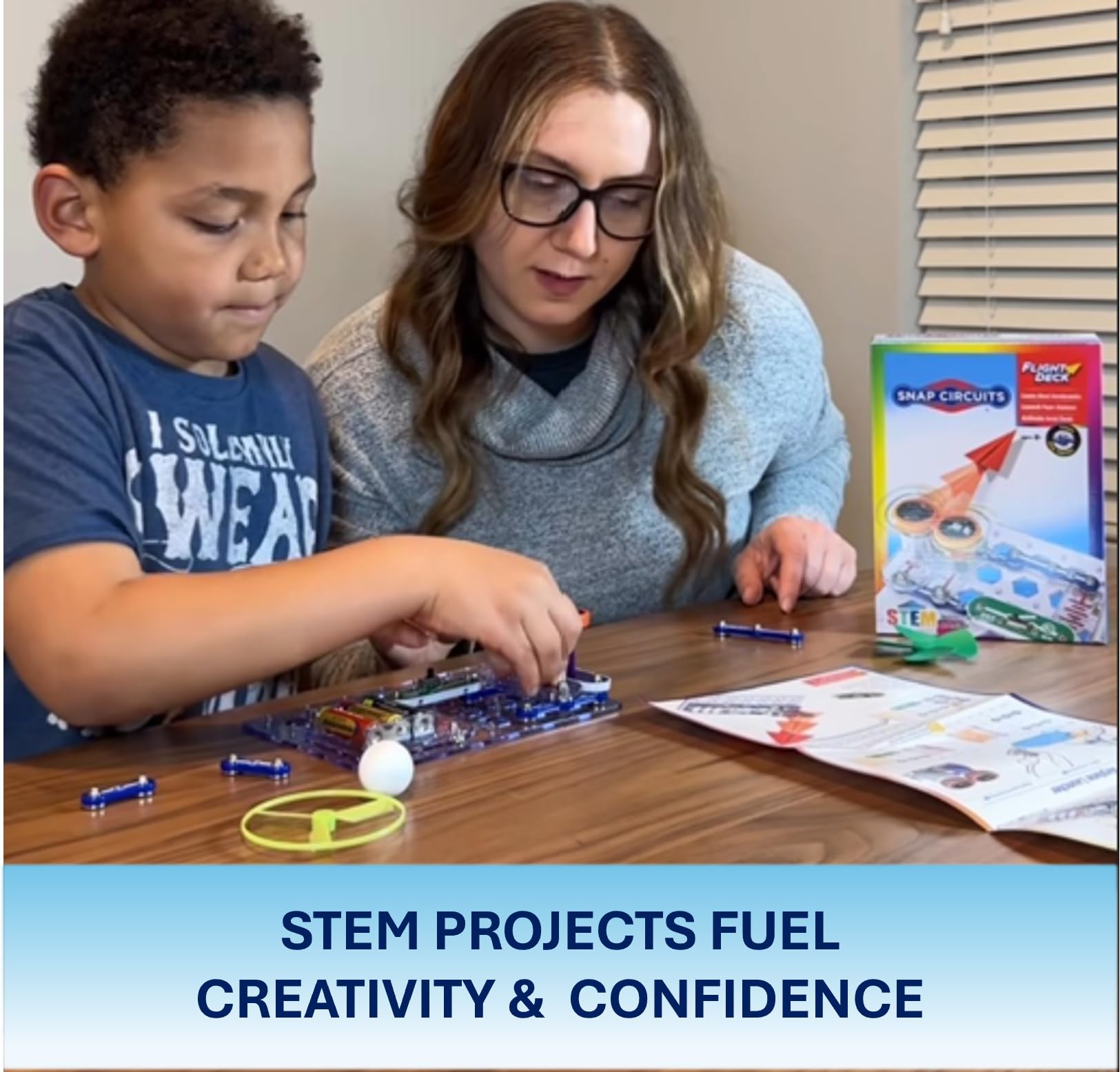 Snap Circuits flight deck en entorno familiar con niños, promueve juego educativo