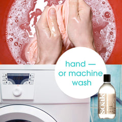 Manos lavando una prenda delicada con Soak, beneficio: limpieza sin frotar agresivo