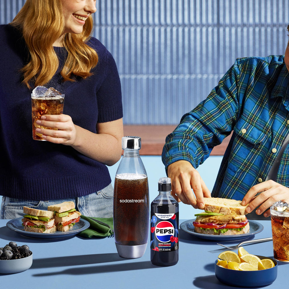 sodastream mano sosteniendo botella, muestra tamaño y control de vertido