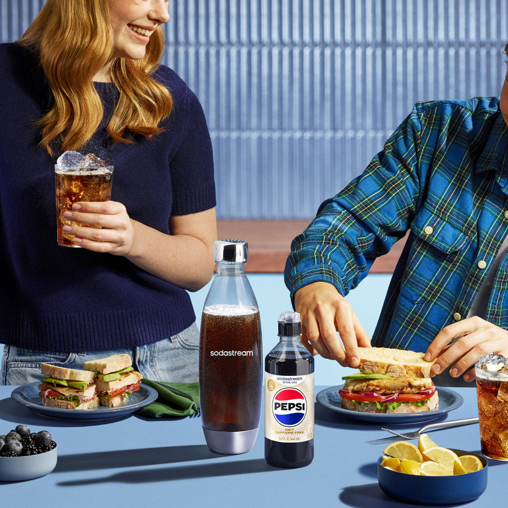 sodastream ambiente de cocina con la bebida lista para invitados
